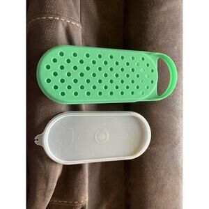 Tupperware Cheese Vegetable Grater Reversible Green 3 - Piece #1375-13 With Lid